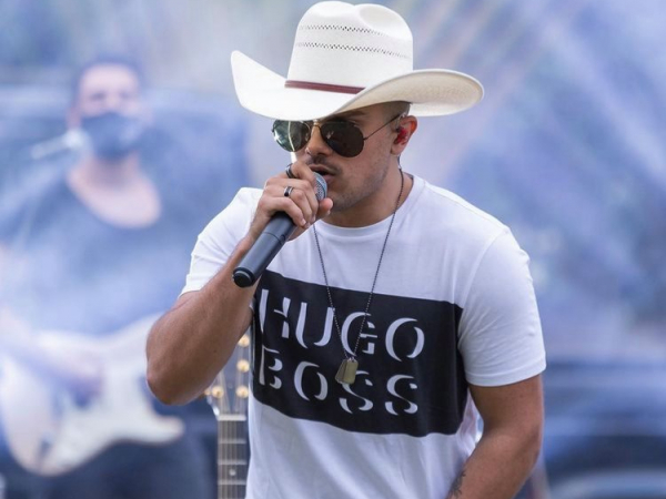O cantor João Neves (filho do Rionegro, que forma dupla com Solimões) segue os passos do pai e está arrebanhando uma legião de fãs por aí afora