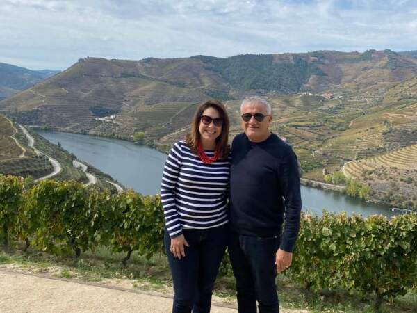 Casal querido, Eliane Querino e José Aziz, aproveitem as merecidas férias em terras portuguesas. Atendendo o meu pedido, um clique especial para este domingo. Passeio na Quinta do Seixo, no Alto Douro, onde conheceram a produção de vinho do Porto.