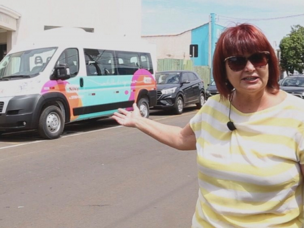 Rosinha Aylon, diante da van do Berçário Dona Nina, comprada com recursos enviados pela deputada estadual, Graciela David