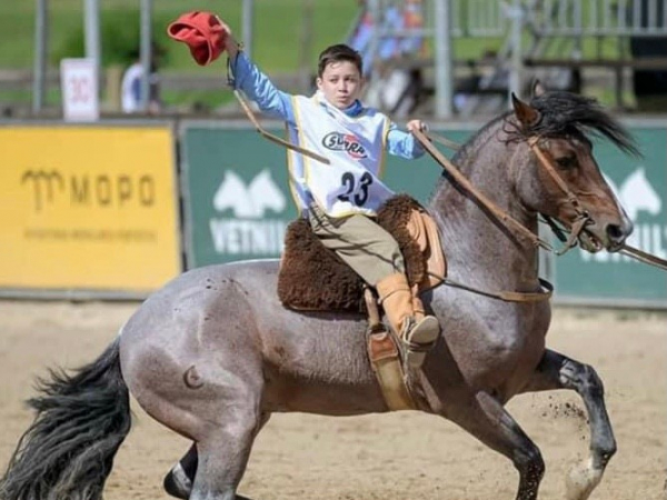 O garotinho Raí Ruz Pigrucci (neto dos queridos Wilma e Carlinhos Pigrucci) venceu o campeonato “Freio Jovem de Ouro 2021”, no Rio Grande do Sul
