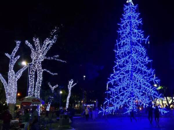 Praça Nossa Senhora da Conceição iluminada com decoração de Natal