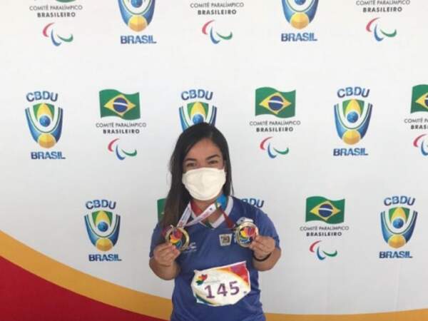 Alessandra Tavares de Pina, aluna e colaboradora da Unifran, comemora o 1º lugar nos jogos Paraolímpicos Universitários.