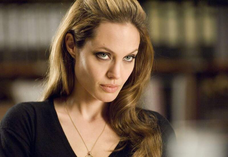 Após vitória na Justiça, Angelina Jolie pede que seu ex-marido