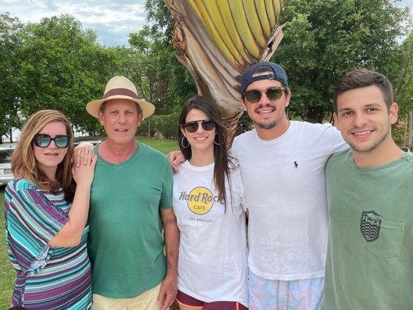 A médica dermatologista Rita Moscardini, com o marido Ademir Moscardini, os filhos Marina e Gabriel e o genro Henrique Martins, em Rifaina