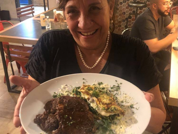 Elis do Val (com o marido Serginho do Val) serve os melhores grelhados, de cortes argentinos, na Billy the Kid Sanduicheria 