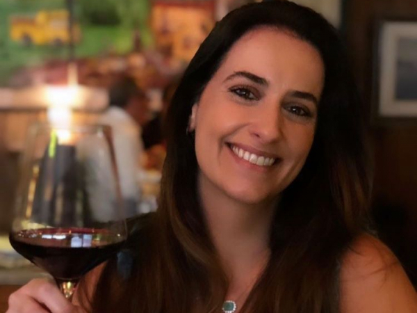 Médica psiquiatra Manuela do Val Rocha aniversariou segunda-feira última, com comemoração en petit comitê
