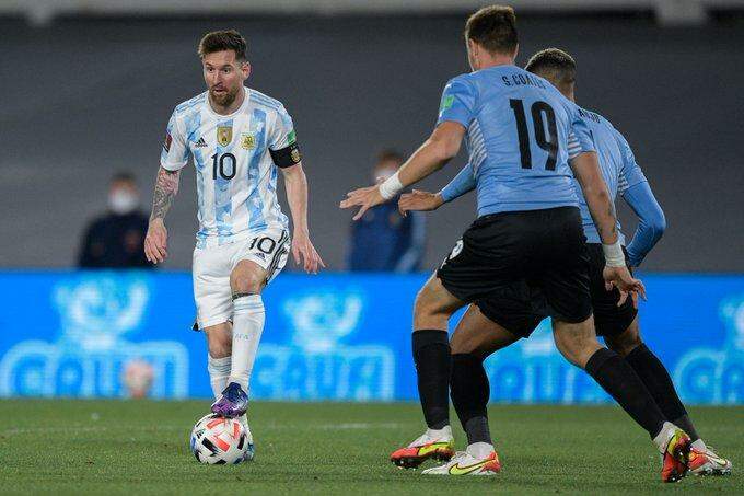 Messi marca 5 vezes em goleada da Argentina e iguala marca de 80 anos