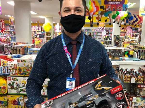 Luciano Marques, gerente do Magazine Luiza-Centro, está empolgado com o grande movimento do setor de brinquedos da loja