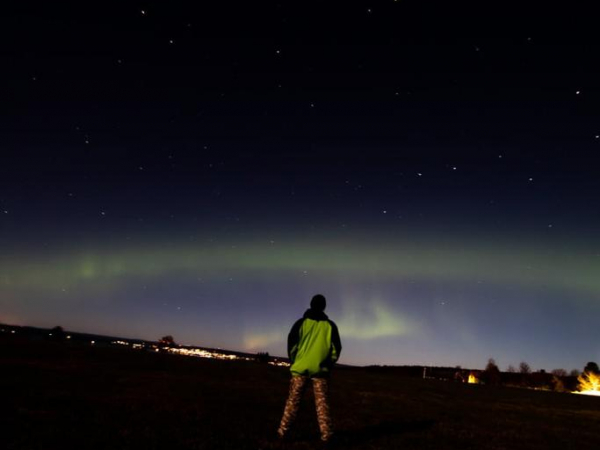 Paulo César em um dos registros do show de luzes verdes e lilás da aurora boreal.