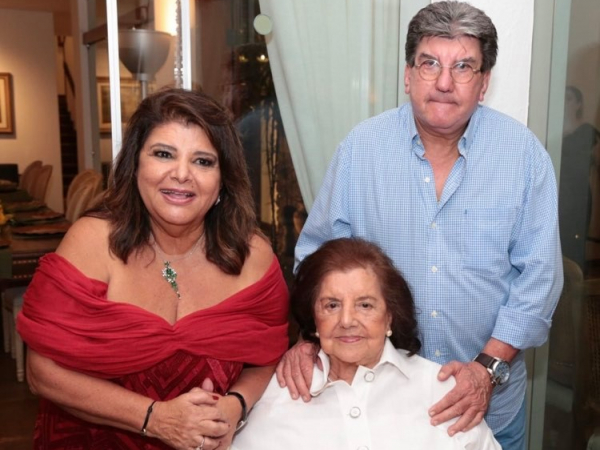 Luizinha, que esbanjou felicidade, no momento do Parabéns a Você, com a tia Luiza Trajano Donato e o primo Sérgio Barão