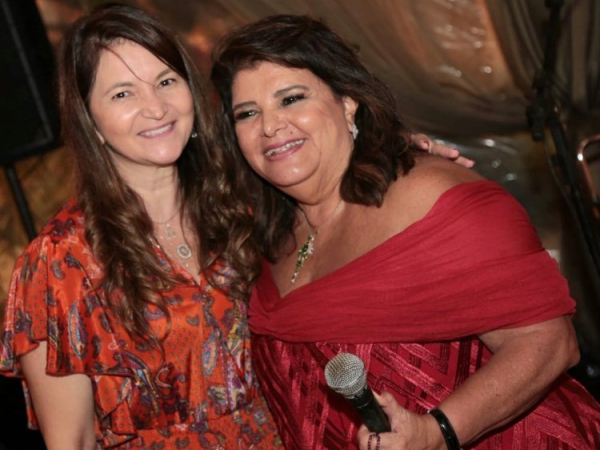 Luiza Helena destacando a competência de sua secretária Angélica Miranda, que cuidou de todos os detalhes da festa