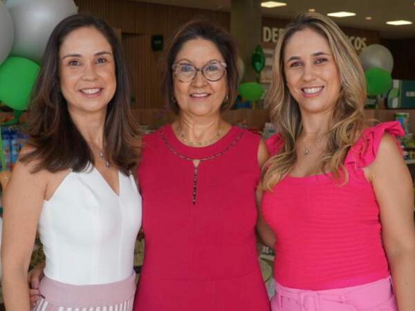 Mãe e filhas, todas farmacêuticas e diretoras da famosa Farmácia Cruzeiro: Sandra Mara Meletti, Maruska e Mariana vibram com os 24 anos da empresa. 