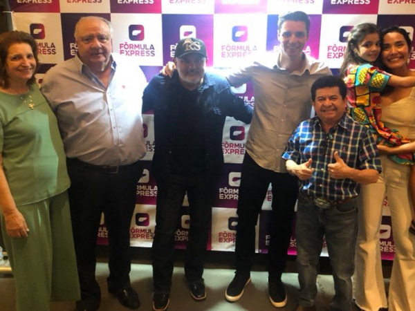 Na noite de inauguração da Fórmula Express: casais Marlene e Toninho Rizatti, Daniel Rizatti e Mayara (a fofinha Milena) com Rionegro e Solimões