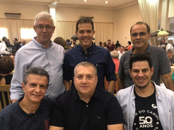 Empresário José Luís Monteiro, com os médicos Kadu Barcellos, Julio Cesar Lucas, Fernando Raymundo, Adriano Pimenta e Daniel Martiniano Haber, da Unimed Franca, no Leilão da Apae