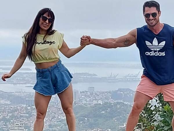 Paulo Rossato e sua amada Janaína estiveram em vários pontos turísticos do Rio de Janeiro. No mirante Dona Marta, se aventuraram e fizeram esse clique para a coluna deste domingo.