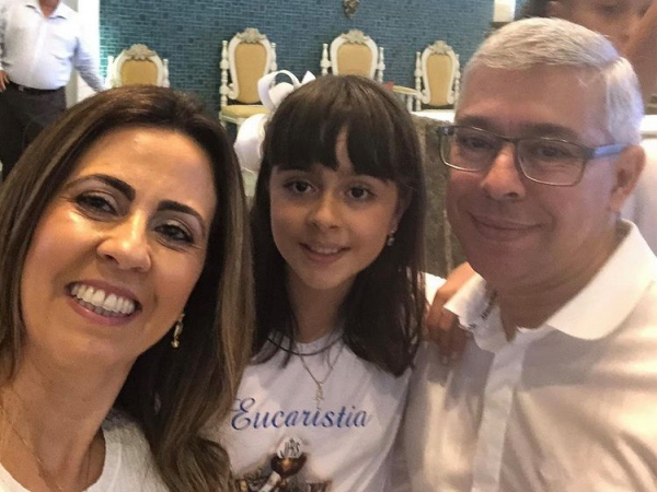 Família querida: médica cardiologista e gestora da Unimed-Franca, Gislaine Almeida, com a belezura de Ana Luísa e o marido José Luís Monteiro