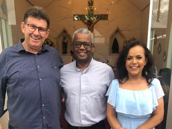 Empresário Marco Antônio Soares (Markinho Automóveis), com Padre Célio Adriano Cintra e Cidinha Soares, na inauguração da Capela N. S. Aparecida