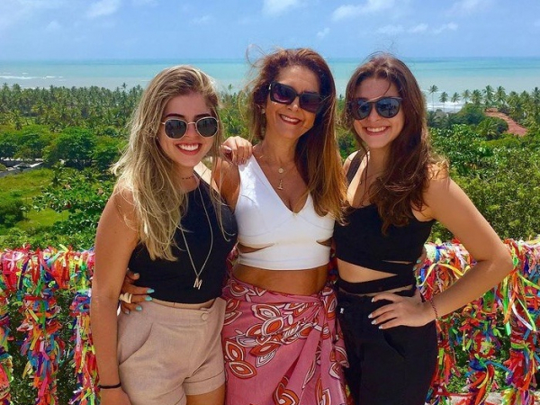 Dudi Mussi, sempre linda e charmosa, com as filhas Maria Anita e Maria Antônia, na encantadora cidade de Arraial D’Ajuda, na Bahia