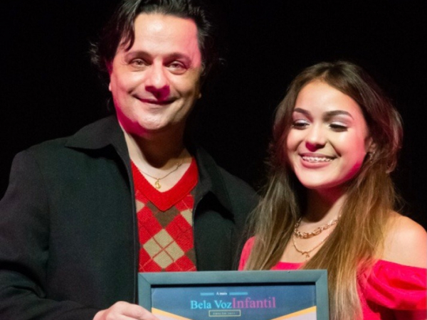 O maestro da OSF, Nazir Bittar, com a vencedora do concurso “A mais bela voz infantil 2021”, Ana Carolina Santos Almeida
