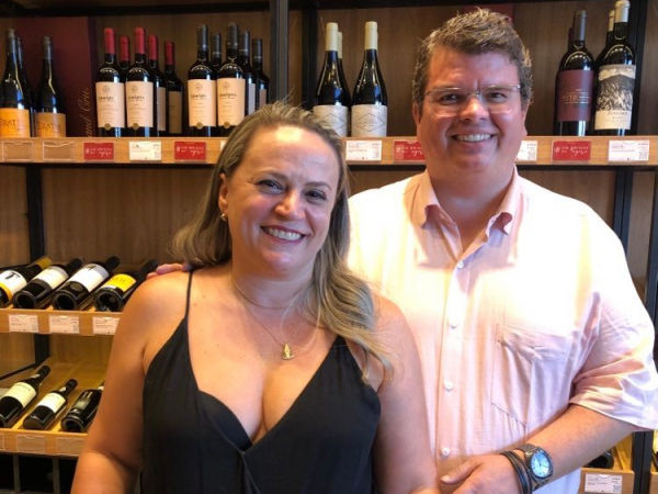 Advogado Paulo de Tarso Careta e Amanda Silva Careta comandaram a prestigiada inauguração da Grand Cru, segunda última (22)