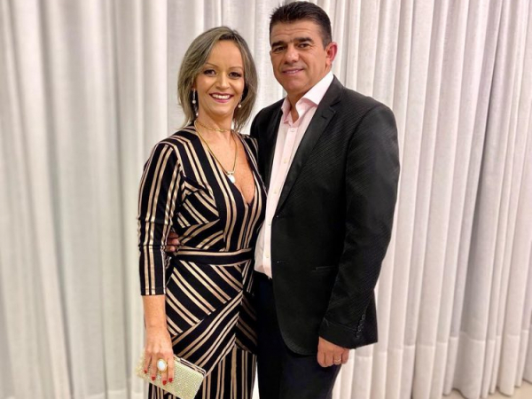 Com a mulher Silvia Oliveira (de novo visual, aprovadíssimo) está o empresário Beto Oliveira, que comanda o sucesso da Hidromar