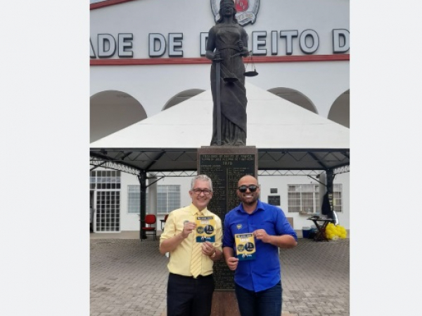 Conceituado advogado Acir Matos, eleito presidente da OAB-Franca, neste flash especial com seu amigo e colega de Direito, Adriel Cunha    