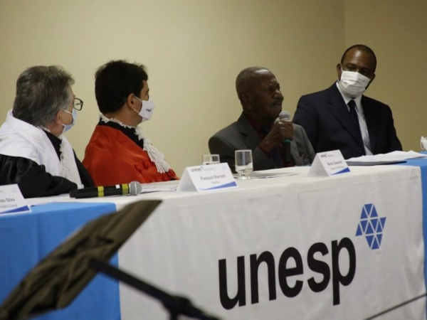 Professor Carlos Assumpção, nome expressivo da comunidade negra, recebeu importante homenagem na Unesp, em São Paulo, quarta-feira última (17)