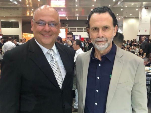 Na foto com o prefeito de Franca, Alexandre Ferreira, o presidente da Apae, Agenor Gado, que comanda hoje (20) o Leilão União de Forças