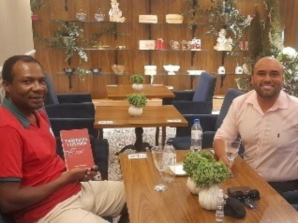Presidente da AFL José Lourenço e o advogado Adriel Cunha (aqui do GCN), entre um café e outro, pondo o papo em dia