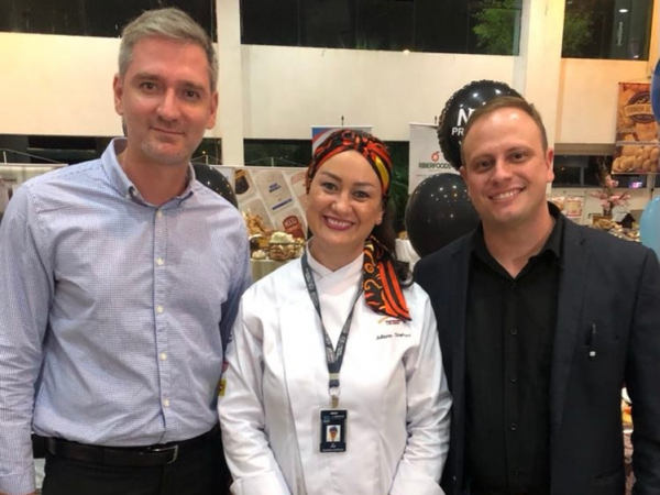 Anderson Schmitz (supervisor de vendas), Juliana Stefani (culinarista) e Denis Martini (consultor Nespresso); todos da distribuidora J. Arantes/Nestlé