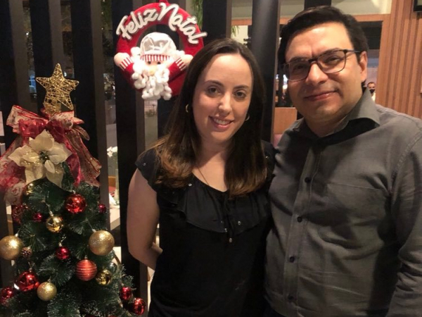 Marilisa Meleti e Marcelo Teodoro posaram para o click no badalado restaurante La Borgata, que está com uma decoração natalina linda