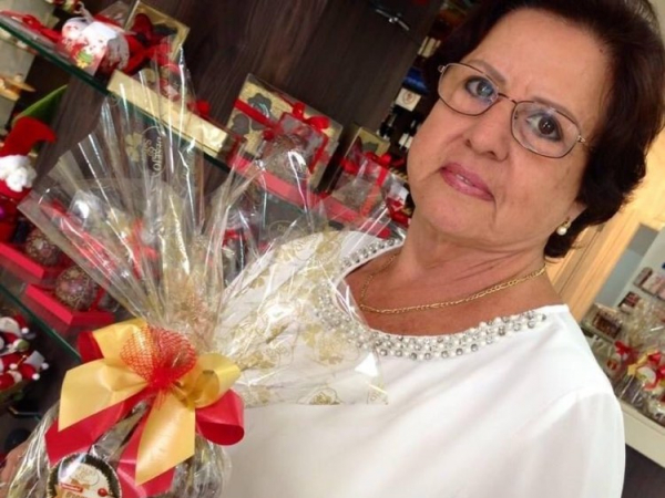 Cleuza Maniglia Franchini (com os filhos Marcio e Marcelo, as noras Leandra e Angélica) está preparando as tradicionais delícias doces para o Natal, na Desejo & Sabor