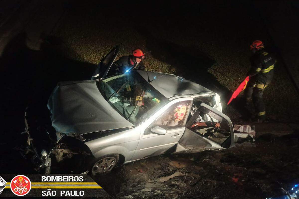 Idoso morre e dois ficam feridos em acidente na Carvalho Pinto, em São José