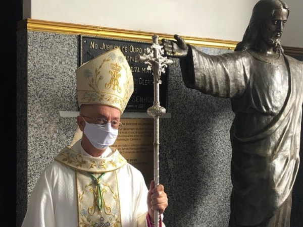 Dom Paulo Roberto Beloto, momento em que descerrou a placa do Jubileu de Ouro da Diocese de Franca, na Catedral