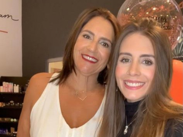 Ana Cláudia Seixas e a filha linda, Maria Julia Seixas, comandam uma Live Solidária, quinta-feira, 15