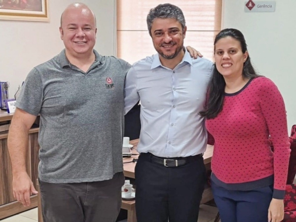O vice-presidente da Algar-Telecom, Márcio Jesus, esteve em Franca e reencontrou seu amigo de longa data Erly Henrique Silva e a esposa Claudia Danielle Silva