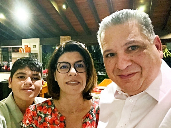 Corrêa Neves Júnior, em momento-família, com a mulher Milena Toledo Franchini e o filho João Corrêa Neves