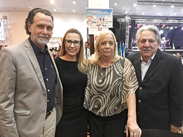Em festa promovida por Augustinho Juliati, recentemente, os casais Agenor Gado e Adriane Micheletti, João Cheade e Vera Lima, formaram mesa agradável