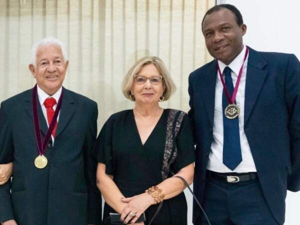 Na foto especial para nossa coluna, vemos o atual presidente da AFL e promotor de justiça aposentado, José Lourenço Alves, com os escritores Luiz Cruz de Oliveira e Sônia Machiavelli