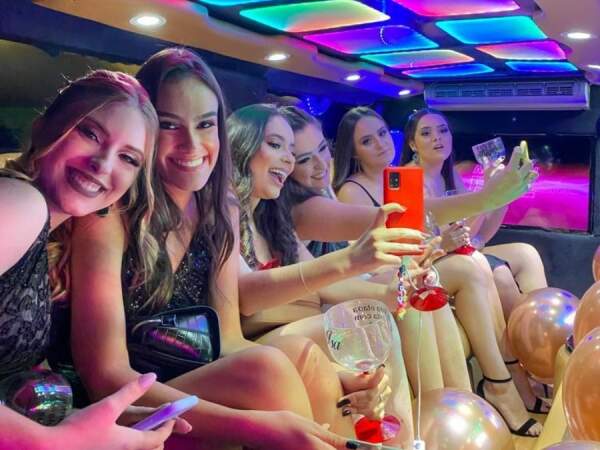 Amigas em noite de formatura: agora, foco é no vestibular