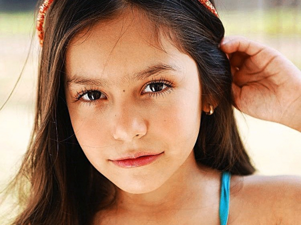 Linda, talentosa e inteligente Valentina Anawate (do casal Andreia e Enderson de Castro) segue carreira de modelo