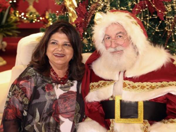 Luiza Helena Trajano em clima natalino fez uma pausa para o registro com o 'bom velhinho'