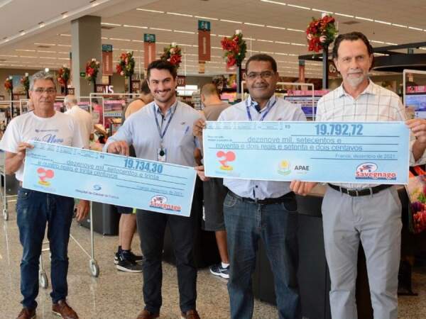 O gerente regional do Savegnago Supermercados, Hebert Silva, e o gerente da loja 50, Paulo Rossato, fizeram a entrega dos cheques para o presidente do Hospital do Câncer, Tony Graciano, e o presidente da Apae, Agenor Gado