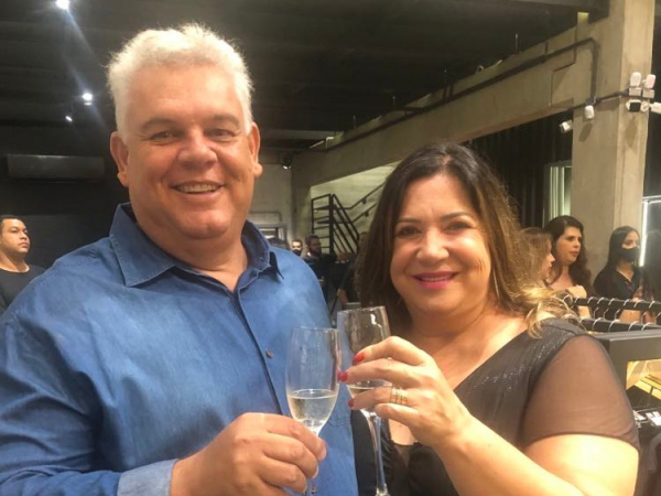 Casal querido, Berenice e Adriano Zani, brinda o sucesso de sua marca, lá pelos lados da Av. Ismael Alonso