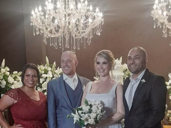 Os noivos Maylom e Glaucia junto com o advogado Adriel Cunha e sua esposa Heloísa Cunha