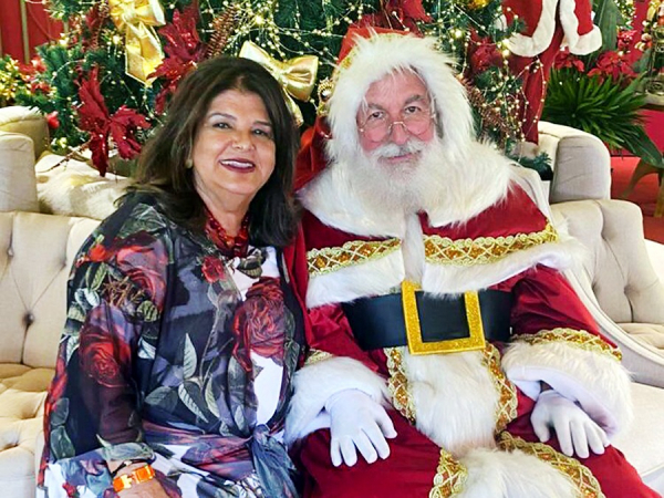 Luiza Helena Trajano, ao lado do Papai Noel, no Sítio São Gregório, sexta-feira (24)