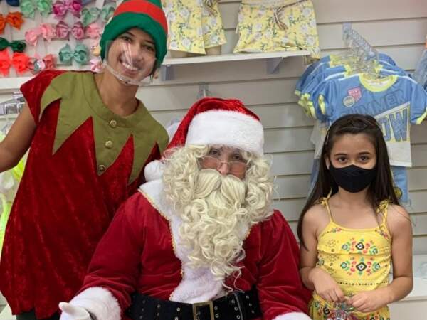 Vitória foi a primeira a chegar, cheia de sonhos e esperanças, para fazer o seu pedido especial ao Papai Noel durante visita na loja Barra de Saia