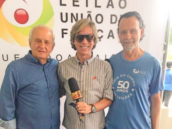 O leiloeiro Adir do Carmo Leonel e o presidente da Apae-Franca, Agenor Gado, em entrevista para o programa 'Gente Notável'
