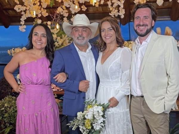 Rionegro (que forma dupla sertaneja com Solimões) festejou 25 anos de casado com Regiane Neves e posou para o flash com sua irmã Rita Neves e Daniel Mazzoti