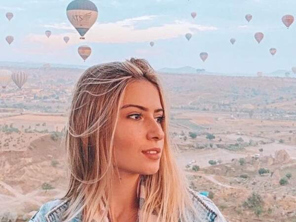 Alice Micheletti em uma de suas viagens inesquecíveis, 'cercada' por balões na incrível Capadócia, na Turquia